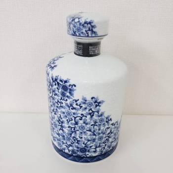 Hibiki 35 year old Arita Kutani 2017 ceramic decanter bottle
